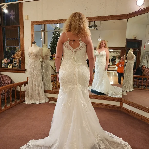 Wedding dress - Picture 8 of 11